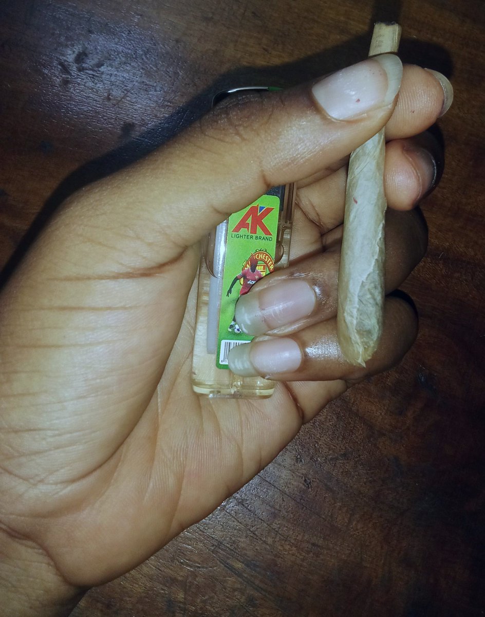 420Ghost_'s tweet photo. The first step to rolling your own Joint as a learner is by believing you can roll one, this will help build confidence, enabling relaxation and ease the flow when rolling ... 😊😊My third attempt in rolling my very own J.
The goal is to get high😌#staybaked #independentstoner😒 https://t.co/QcAg4qJ9El
