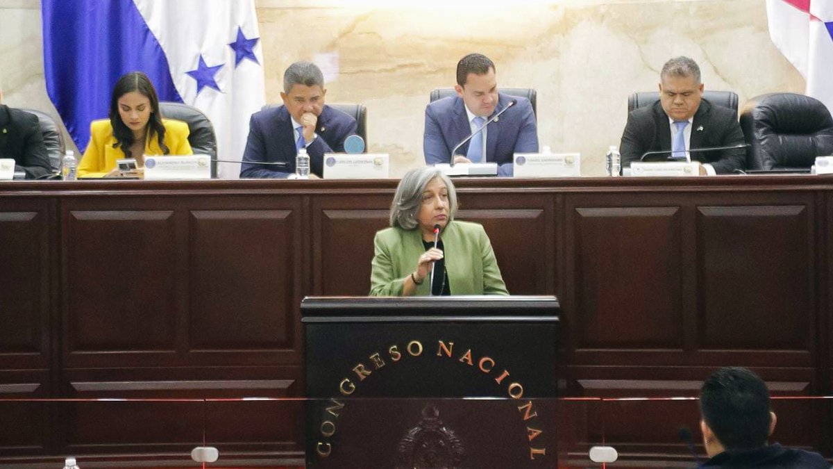 COHEPHonduras's tweet photo. La presidenta de #COHEP, Anabel Gallardo, participó en el I Congreso por la Seguridad Alimentaria de los Pueblos, un espacio que reunió a más de 100 alcaldes, representantes de organismos internacionales, gremios productivos agroindustriales, sector privado, secretarios de Estado y diputados del Congreso Nacional. 🤝🇭🇳

Durante su participación, destacó la importancia de impulsar soluciones conjuntas ante los desafíos de la sequía y la inseguridad alimentaria, así como fortalecer el ordenamiento territorial y promover un uso responsable del recurso hídrico. 🌾💧

Asimismo, expresó la disposición del sector privado de contribuir a la construcción de estrategias que permitan fortalecer la seguridad alimentaria y generar respuestas sostenibles para el país.

#SeguridadAlimentaria #DesarrolloSostenible #Honduras