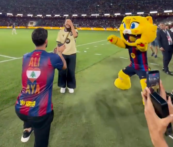 BarcaUniversal's tweet photo. 🚨 A Barcelona fan asked his girlfriend to marry him during the Joan Gamper game today... SHE SAID YES! 💍❤️ https://t.co/yNO1GiD9rQ