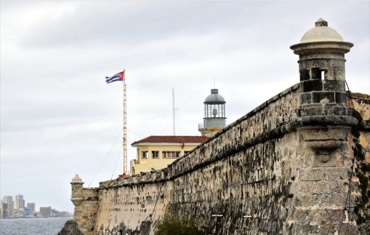 LauzariqueCuba's tweet photo. El Morro de La Habana: una mirada desde mi lente a la belleza, la historia y la identidad de nuestra Isla.

En el #DíaMundialDeLaFotografía, comparto estas imágenes para mostrar una #Cuba 🇨🇺 que sigue brillando y resistiendo, aun frente al bloqueo genocida. 

#CubaNoEsUnaAmenaza https://t.co/6bcWSgY0Yl