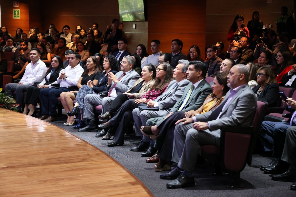 TFJAMexico's tweet photo. Agradecemos a la @lotenal, y a su titular @OliviaSalomonV , la emisión del Billete Conmemorativo por los #90AñosDelTFJA, para las Magistradas, los Magistrados, el personal administrativo y jurisdiccional esta distinción es reflejo de la confianza hacia este Tribunal, pero también representa la gran responsabilidad de estar siempre a la altura que la sociedad y el país demandan.    

Como la Lotería Nacional, cuyos sorteos son ejemplo de limpieza, claridad, honestidad, transparencia y profesionalismo, el proceso que las personas juzgadoras deben llevar en sus sentencias y resoluciones debe gozar de pleno conocimiento, aceptación y confianza.

Gracias también a “Cachito”, a Leonidas, Alexia, Regina e Ian, las niñas y los niños gritones de la Lotería Nacional por hacernos vibrar con sus porras.

#JusticiaAdministrativa
#LoteríaNacional
#GanasTúGanaMéxico