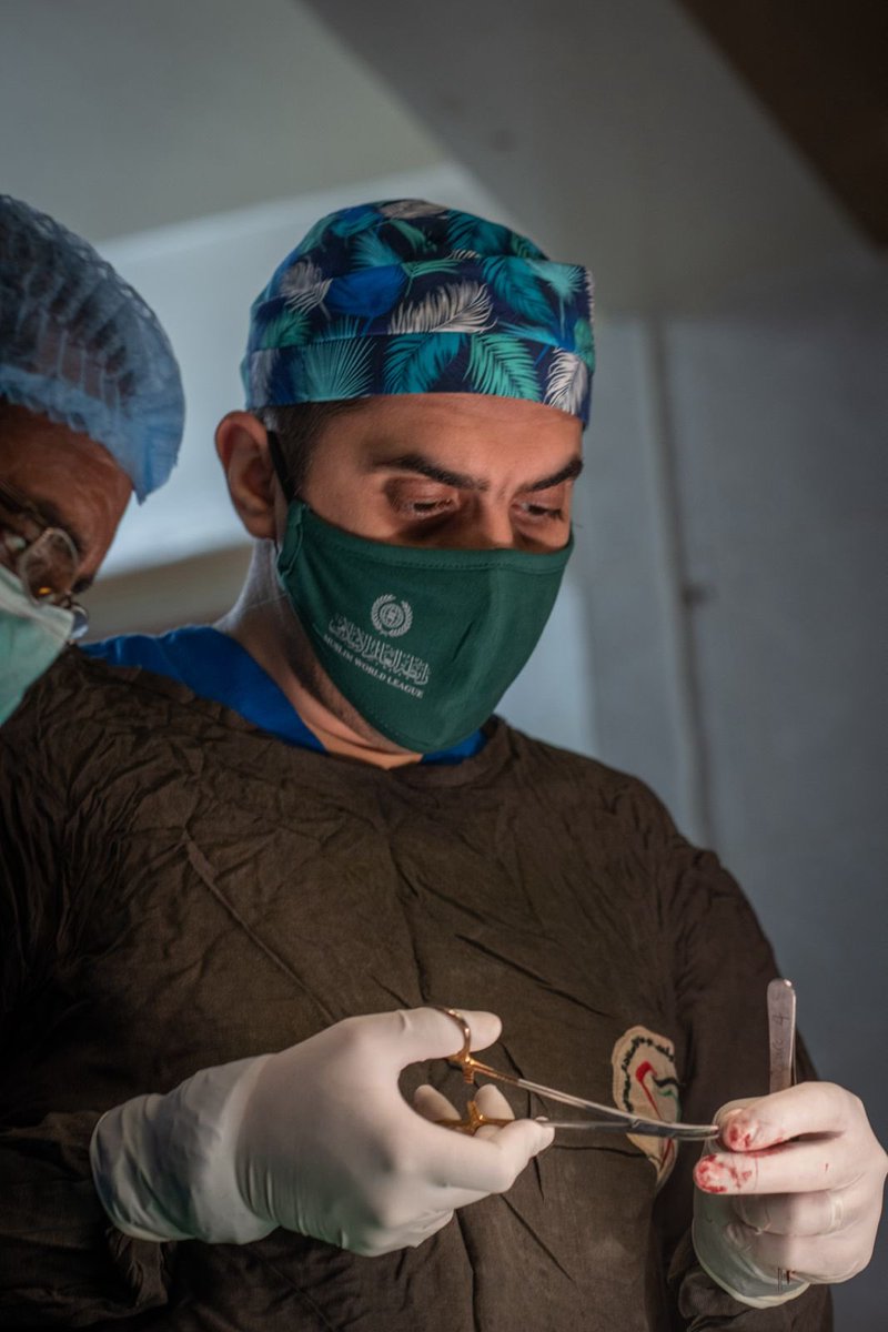 nasseromfs's tweet photo. في اليوم العالمي للعمل الإنساني، أتذكر أن مهنة الطب تتجاوز حدود المستشفى..

فأن تمد يدك لمن يحتاجها، وتشارك في تخفيف معاناة إنسان، هي من أصدق صور هذه المهنة ورسالتها

كان لي شرف أن أكون جزءًا من عدد من المبادرات والحملات الإنسانية، من خلال مشاركات أعتز بها مع مركز الملك سلمان للإغاثة والأعمال الإنسانية

تجارب لا تُقاس بعدد الحالات التي عولجت، بل بالأثر الذي ترك في حياة أصحابها
#اليوم_العالمي_للعمل_الإنساني 
@KSRelief