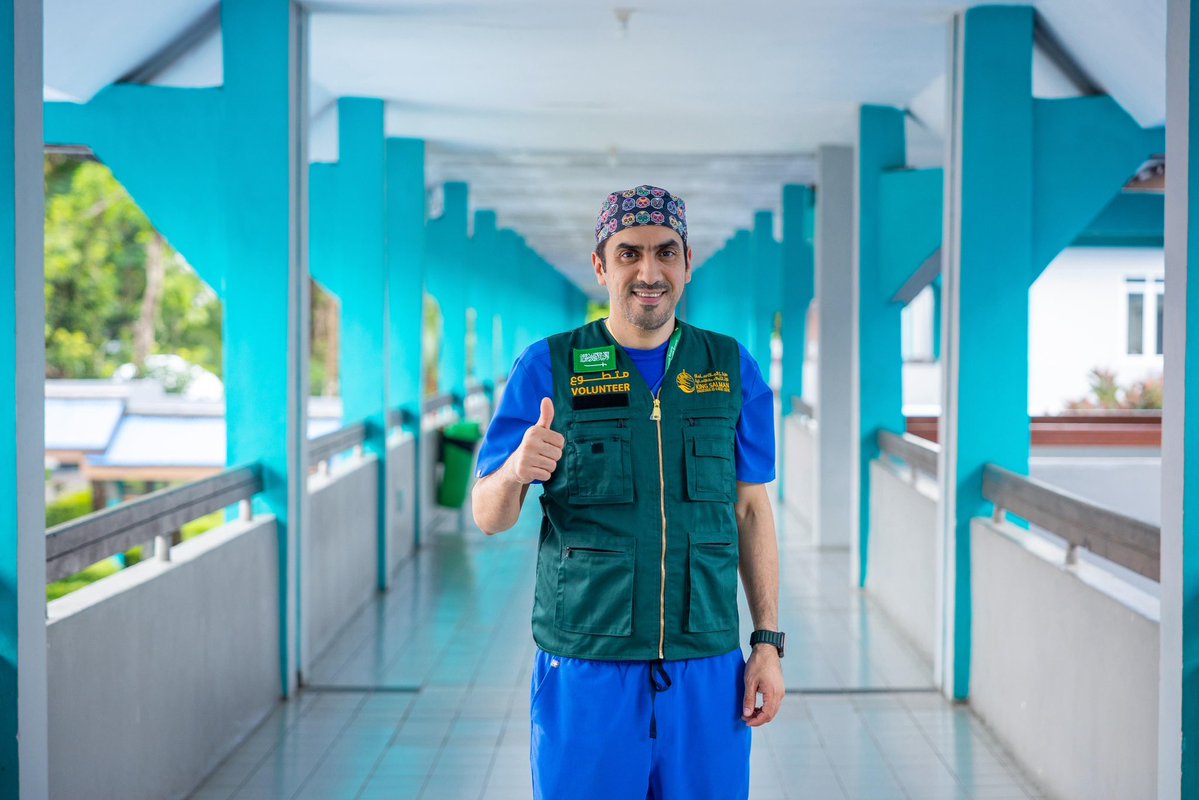 nasseromfs's tweet photo. في اليوم العالمي للعمل الإنساني، أتذكر أن مهنة الطب تتجاوز حدود المستشفى..

فأن تمد يدك لمن يحتاجها، وتشارك في تخفيف معاناة إنسان، هي من أصدق صور هذه المهنة ورسالتها

كان لي شرف أن أكون جزءًا من عدد من المبادرات والحملات الإنسانية، من خلال مشاركات أعتز بها مع مركز الملك سلمان للإغاثة والأعمال الإنسانية

تجارب لا تُقاس بعدد الحالات التي عولجت، بل بالأثر الذي ترك في حياة أصحابها
#اليوم_العالمي_للعمل_الإنساني 
@KSRelief