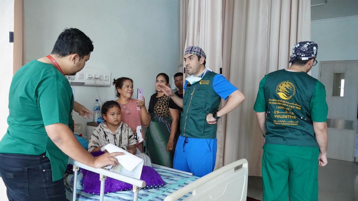 nasseromfs's tweet photo. في اليوم العالمي للعمل الإنساني، أتذكر أن مهنة الطب تتجاوز حدود المستشفى..

فأن تمد يدك لمن يحتاجها، وتشارك في تخفيف معاناة إنسان، هي من أصدق صور هذه المهنة ورسالتها

كان لي شرف أن أكون جزءًا من عدد من المبادرات والحملات الإنسانية، من خلال مشاركات أعتز بها مع مركز الملك سلمان للإغاثة والأعمال الإنسانية

تجارب لا تُقاس بعدد الحالات التي عولجت، بل بالأثر الذي ترك في حياة أصحابها
#اليوم_العالمي_للعمل_الإنساني 
@KSRelief