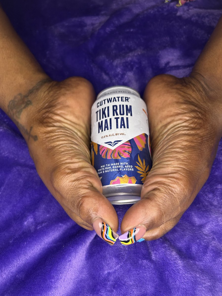 KhalesisFeet's tweet photo. Care for a sip ? #feetworshi̇p #feetfetısh #toes #soles #heels #chudaiㅤ https://t.co/vsP3Hsl9dW