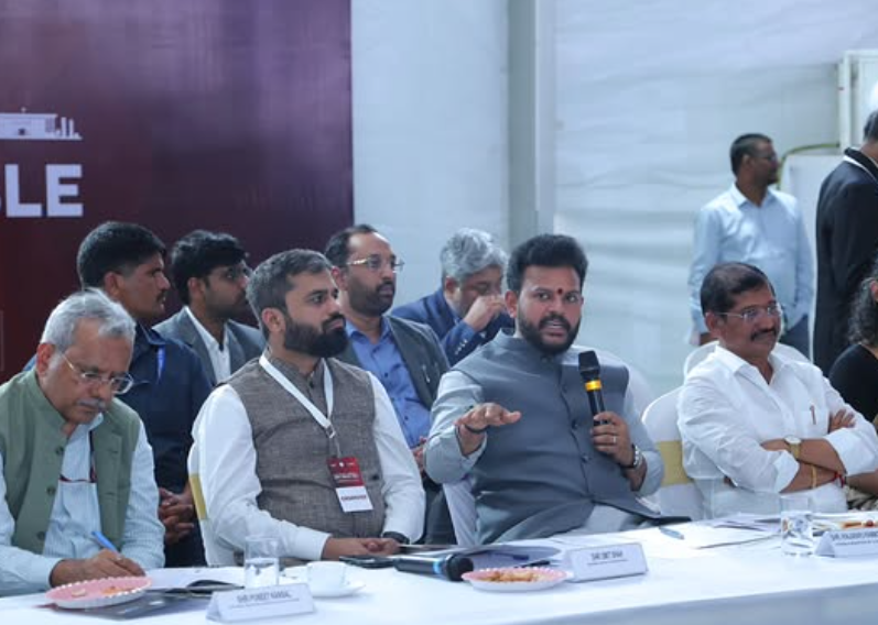 ArkaAerospace's tweet photo. Great to be part of the AP Drone Industry CEO's Round Table in Drone City, Orvakal  where we showcased our U.K.I.D.™ - Anti-Drone System, 100% Made in India. 

Powering India's counter-drone capabilities. 

@RamMNK 
@dronefed 

#ArkaAerospace #MakeInIndia #BVLOS https://t.co/rCR4rKH06A
