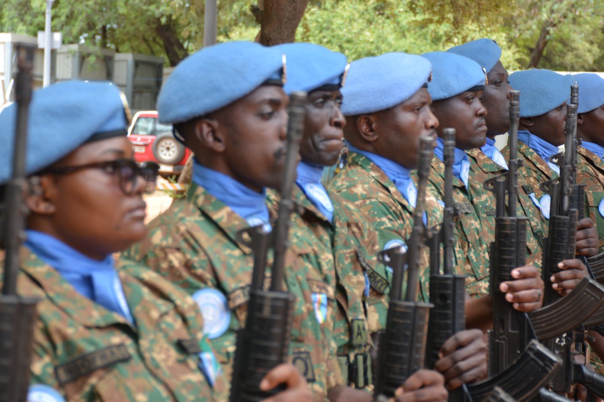 UN_CAR's tweet photo. À Birao, 597 Casques bleus du contingent zambien de la #MINUSCA ont reçu la médaille des Nations Unies pour leur contribution à la paix, à la protection des civils et à la stabilité dans la Vakaga. Leur engagement au service des populations a été salué par les autorités locales. https://t.co/T8lzWXs7X7