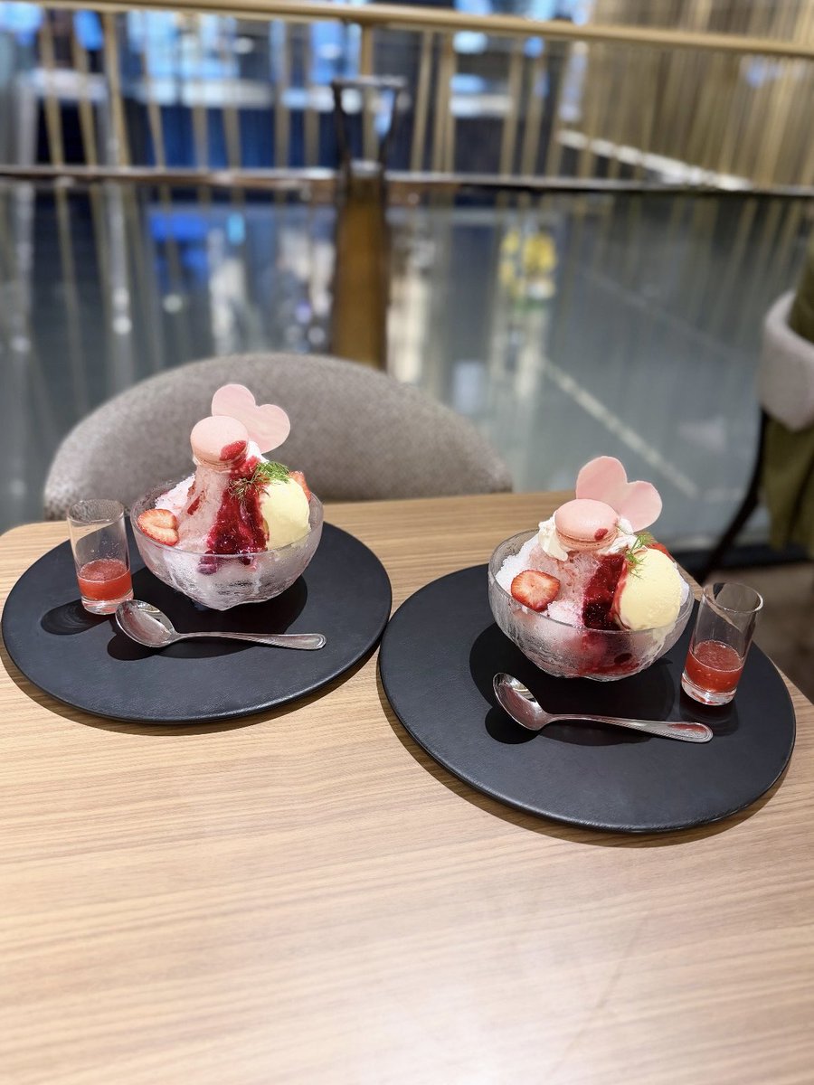 nvqexll's tweet photo. 📍アートホテル大阪ベイタワー
大好きなお友達と氷活🍧✩.*˚
いちご味のかき氷が可愛くて天才すぎた🍓 https://t.co/w4dquFJrUw