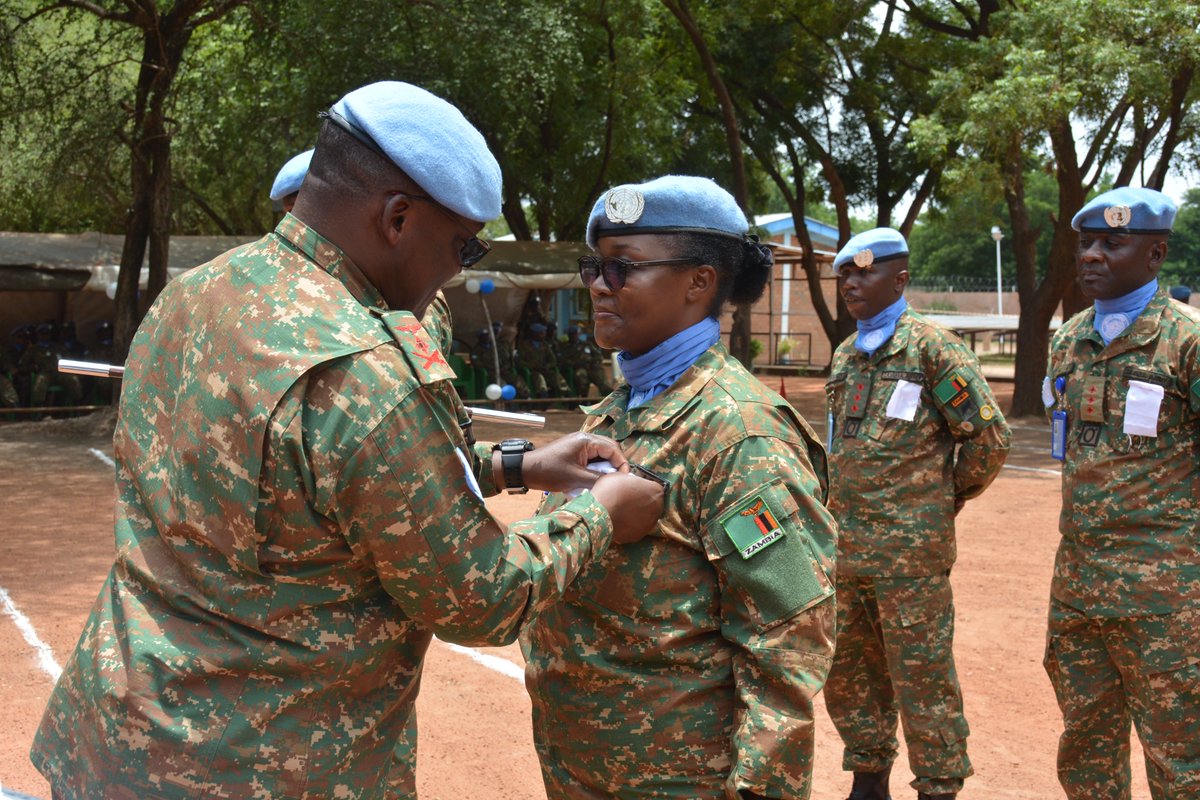 UN_CAR's tweet photo. À Birao, 597 Casques bleus du contingent zambien de la #MINUSCA ont reçu la médaille des Nations Unies pour leur contribution à la paix, à la protection des civils et à la stabilité dans la Vakaga. Leur engagement au service des populations a été salué par les autorités locales. https://t.co/T8lzWXs7X7