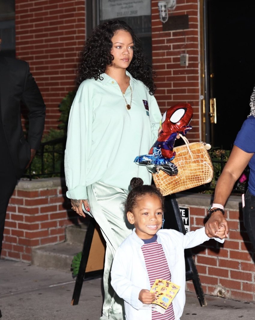 gabgonebad's tweet photo. Rihanna was seen taking her sons to the dentist yesterday 🥺 https://t.co/3RMyS4kt0p