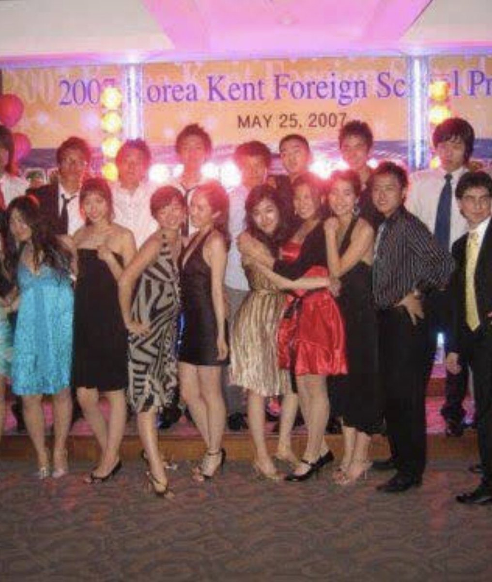 legitrosho's tweet photo. Jessica and Tiffany’s prom back in 2007 https://t.co/FyvlLI0dCk