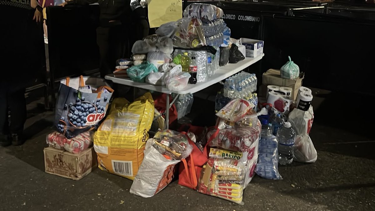 cdtolima's tweet photo. Nuestra afición llegó al estadio con sus donaciones y durante la jornada logramos reunir cerca de 5 toneladas de ayudas, que se suman a las 29 toneladas donadas inicialmente por el Club.

Agradecemos a la Policía Metropolitana de Ibagué por su disposición y por acompañarnos en la recepción de las donaciones.

Nuestra solidaridad demuestra que cuando un hermano necesita ayuda, siempre habrá una mano tendida 🫂🏹
