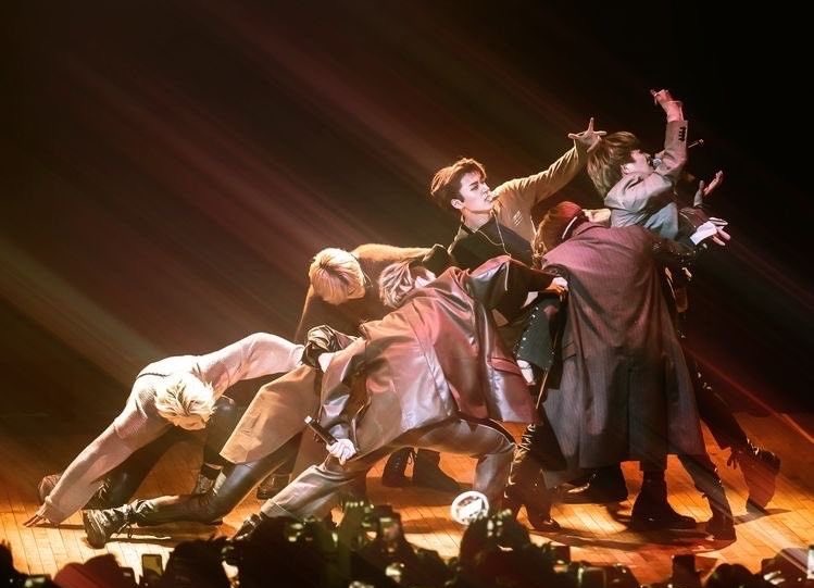 jonghoping's tweet photo. Ateez stages always look like a work of art, this could be a painting https://t.co/UR80dDM1fB