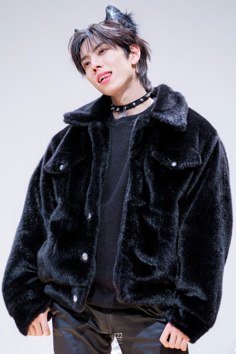 ___ShallwE_'s tweet photo. 근데 둘째 날티달란트 대박인게 그냥 귀랑 퍼자켓만 입었을뿐인데 분위기 난리남
날티강조하려고 일부러 똑같이 귀착용한 어떤 견를 데려왔어요
어? 어떤 늑대의 반려인 견? 장남? 맛있겠다 https://t.co/8Yr1Qssl1h