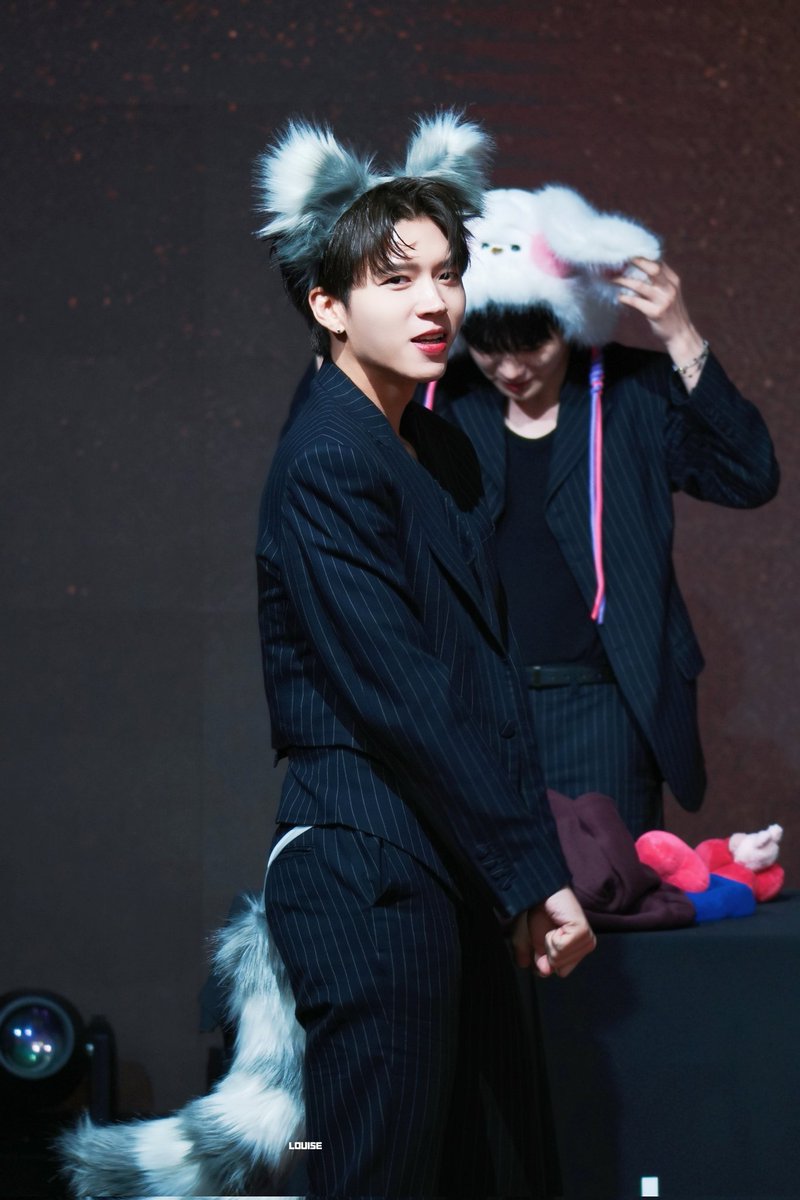 ___ShallwE_'s tweet photo. 근데 둘째 날티달란트 대박인게 그냥 귀랑 퍼자켓만 입었을뿐인데 분위기 난리남
날티강조하려고 일부러 똑같이 귀착용한 어떤 견를 데려왔어요
어? 어떤 늑대의 반려인 견? 장남? 맛있겠다 https://t.co/8Yr1Qssl1h