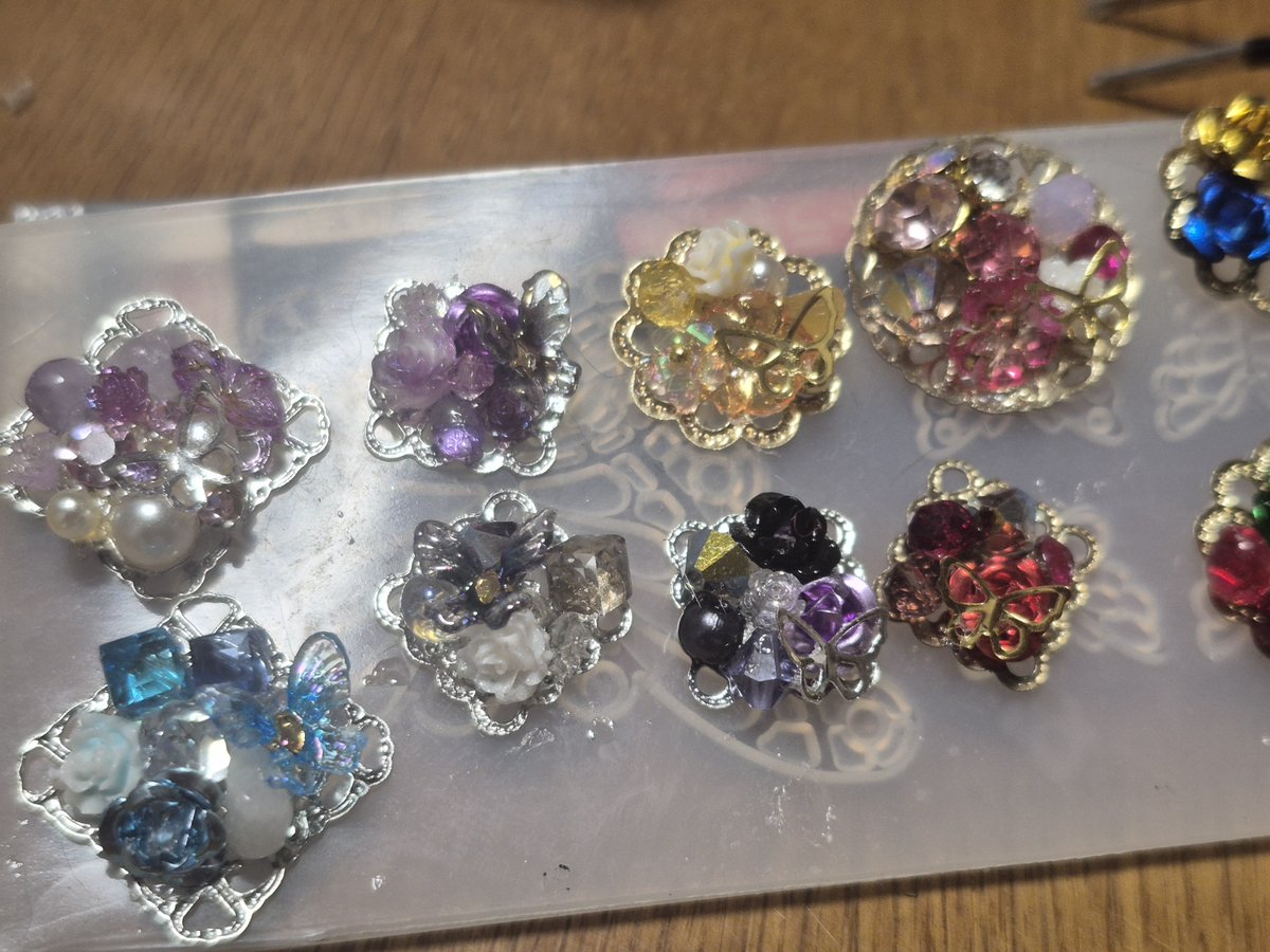 cosHazakura's tweet photo. 🦋付���で新しいの作ってますぅ～
今回は目印チャームにも出来るよう、眼鏡用ストッパー付きシリコンが付きます✨様々な用途でお使いください(〃´ω`〃)

集中力切れて映りがクソですけどww https://t.co/eVoElmLdNT