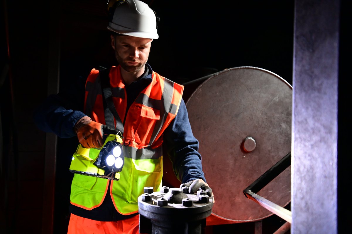StreamlightFR's tweet photo. Un éclairage polyvalent pour les environnements de travail exigeants.

La Vulcan 180 est conçue pour offrir aux utilisateurs un éclairage flexible et fiable, quel que soit le lieu d’intervention, grâce à une tête articulée qui permet d’orienter la lumière exactement là où elle est nécessaire. Avec une puissance pouvant atteindre 1 200 lumens et une portée de 548 mètres, elle allie des performances élevées à une conception robuste et rechargeable.

👉 https://t.co/b7LRz95FIg

#Streamlight #StreamlightTrusted
