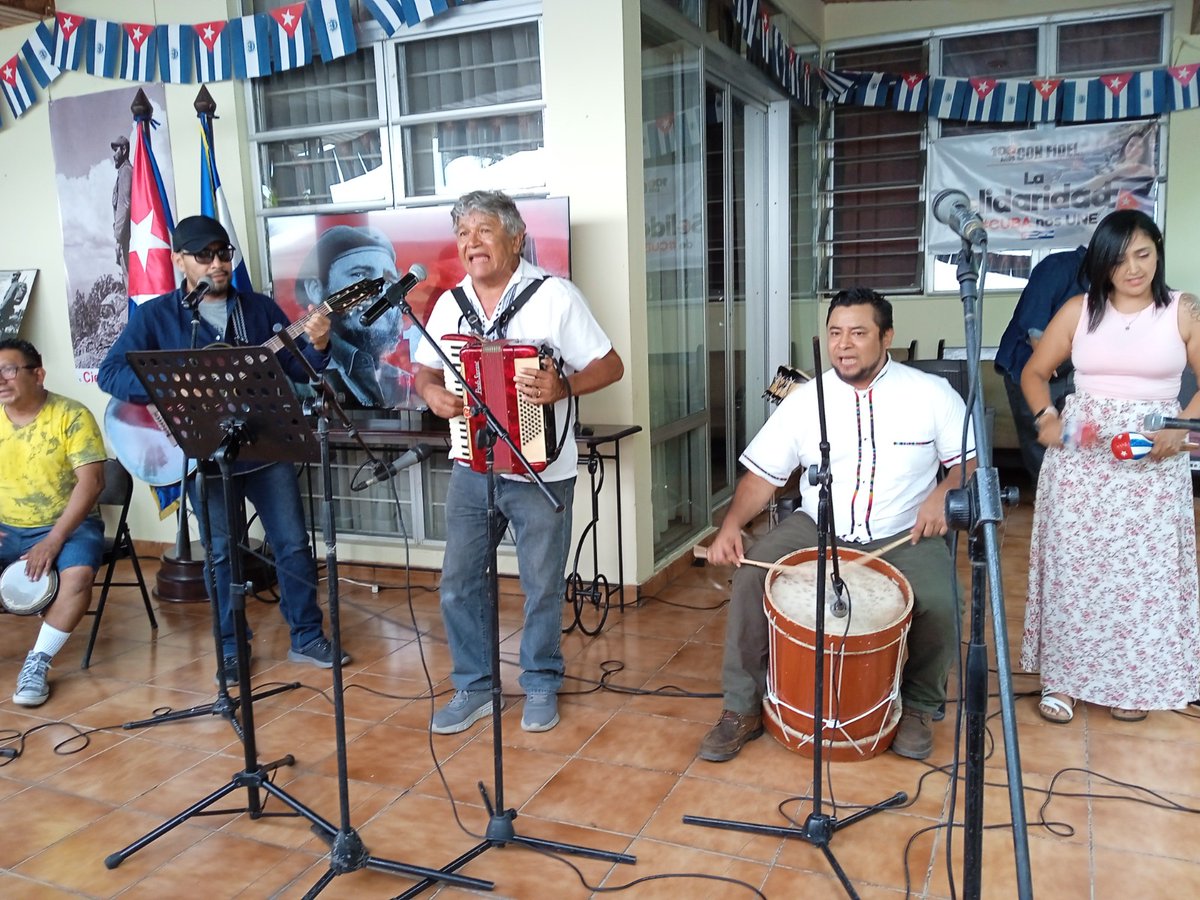 embacubasalva's tweet photo. La gala homenaje por #100AñosConFidel en El Salvador estuvo cargada de intensas emociones, con poco más de 200 participantes, entre representantes de más de 20 organizaciones de solidaridad e instituciones locales, y cubanos residentes.

https://t.co/GKNKD4Jpkl https://t.co/UxOt4fwthp