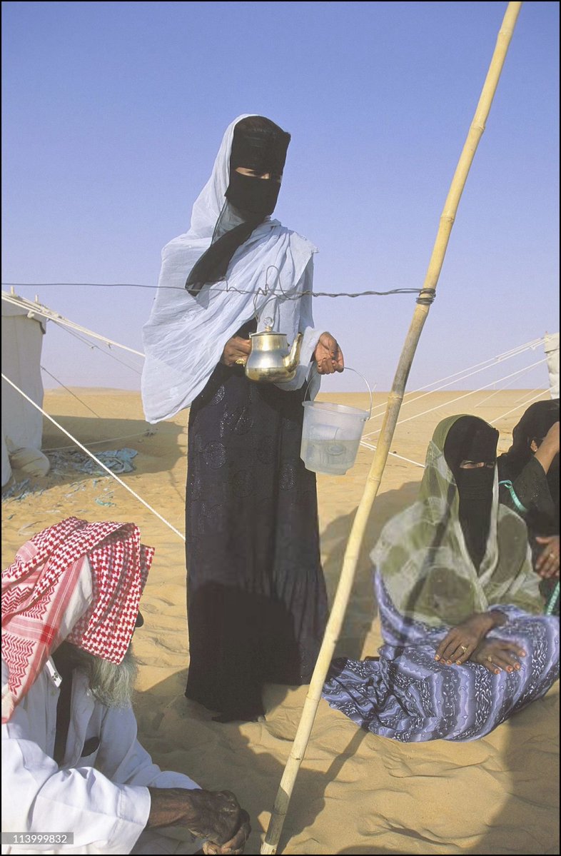 roritaarchive's tweet photo. الصورة الأولى: في المخيم البدوي، النساء تقدم الشاي.
الصورة الثانية: زوجان شابّان من البدو، من مربّي الإبل.
جميع الصور في صحراء الربع الخالي، المملكة العربية السعودية# - تصوير: دومينيك بيربان.🇸🇦 https://t.co/3nSAqarVBK