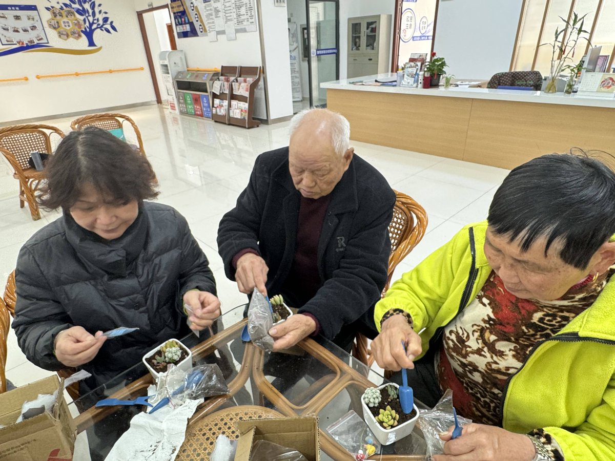 suetincheung's tweet photo. Join our neighborhood plant swap this Sat 10am at Central Park! Bring extra plants, cuttings or garden tools u0026 make new friends over green vibes  Free u0026 open to all! https://t.co/gEqyuautAO