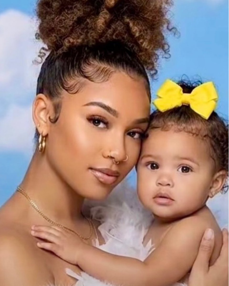 Cultination1's tweet photo. 🚨INSOLITE❤️ : En 1997, elle posait avec sa mère… 29 ANS plus tard, elle recrée la même photo avec sa fille.

La photo originale avait été prise en 1997, alors qu’elle était encore bébé dans les bras de sa mère. En 2026, devenue maman à son tour, elle a reproduit la scène avec sa propre fille, en reprenant la même pose et le même décor.