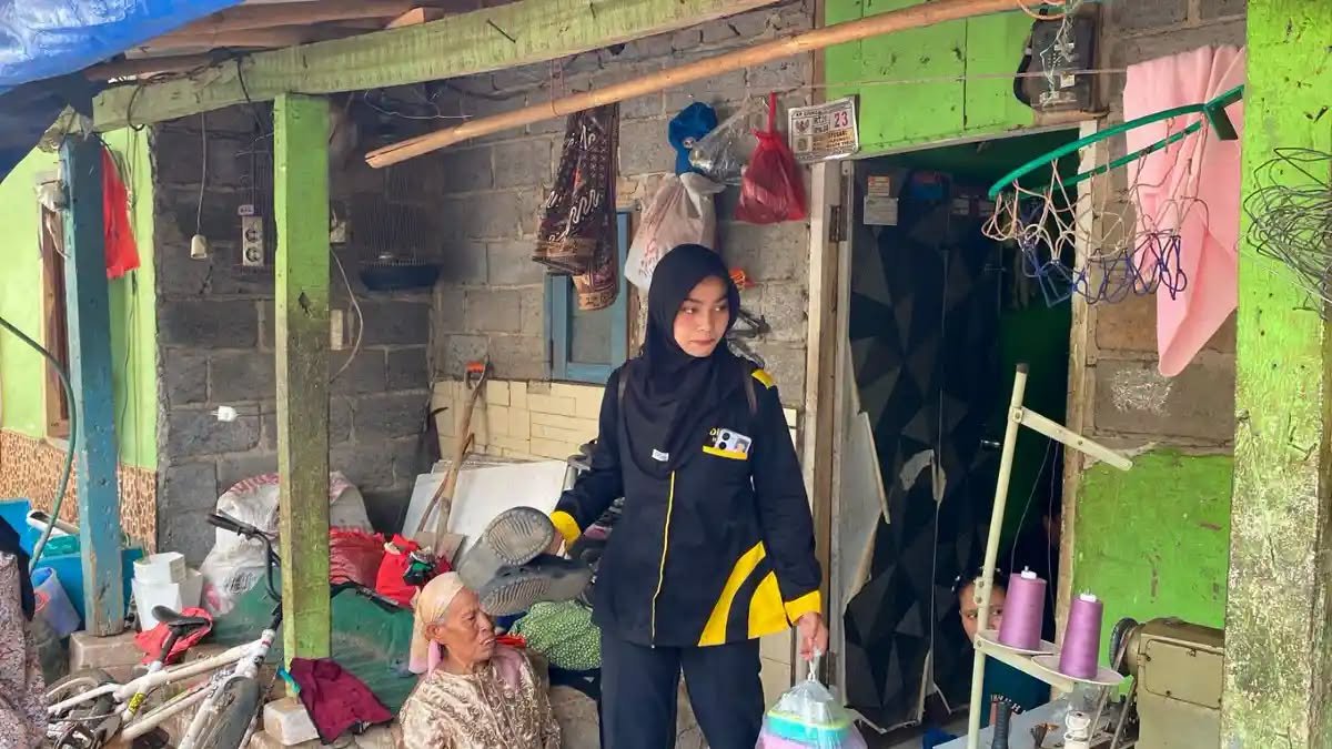 LambeSahamjja's tweet photo. anak ibu susanah kecewa upah ibunya di sebut 700 ribu per kilogram:
- katanya dia geram 
- ibunya dihuj4t karna narasi gaji kupas bawang gede
- padahal ibunya kerja jahit baju bukan kupas bawang
- seperti yang di ucapkan prabowo dalam pidato
- katanya ibunya kaget dapat undangan hadir ke acara itu
- ibunya nerima undangan itu karena dianggap rezeki
- ibunya juga kaget pas tau pekerjaannya bakal disebut beda sama aslinya