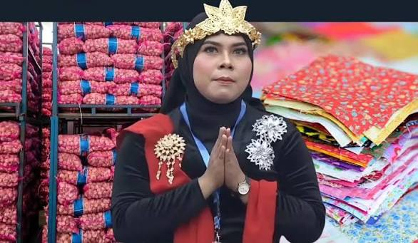 LambeSahamjja's tweet photo. anak ibu susanah kecewa upah ibunya di sebut 700 ribu per kilogram:
- katanya dia geram 
- ibunya dihuj4t karna narasi gaji kupas bawang gede
- padahal ibunya kerja jahit baju bukan kupas bawang
- seperti yang di ucapkan prabowo dalam pidato
- katanya ibunya kaget dapat undangan hadir ke acara itu
- ibunya nerima undangan itu karena dianggap rezeki
- ibunya juga kaget pas tau pekerjaannya bakal disebut beda sama aslinya