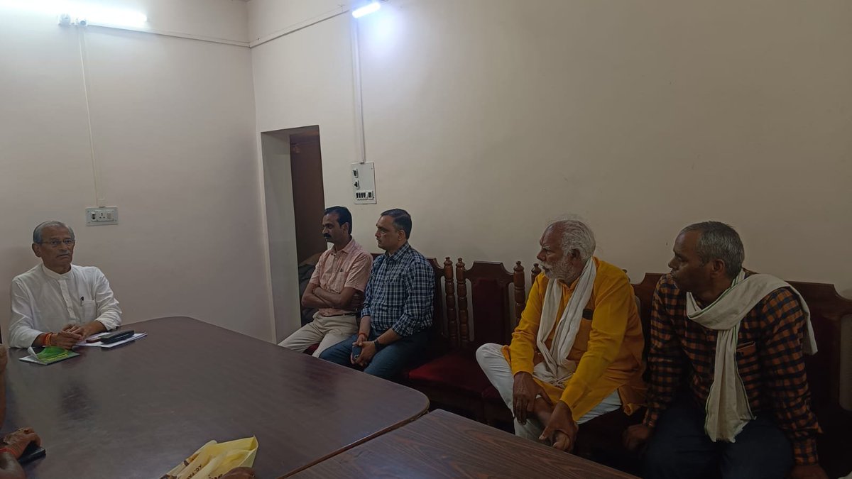 GaharwarSS's tweet photo. क्षेत्रवासियों की समस्याओं को गंभीरता और संवेदनशीलता के साथ सुनते हुए संबंधित अधिकारियों को उनके त्वरित एवं उचित निराकरण के लिए आवश्यक दिशा-निर्देश दिए।

जनता की समस्याओं का समाधान और क्षेत्र का निरंतर विकास हमारी प्राथमिकता है। https://t.co/1HCjCJoHNu