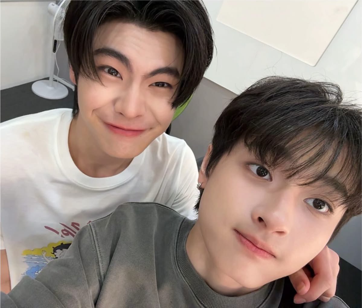 3EforTheeWave's tweet photo. กอดหมีในวันนั้นสู่อ้อมกอดหมีปุ้งในวันนี้ 🫣

THEEWAVE JOURNEY TOGETHER

#โบร๋วตาถึงมาหึงแล้วครับบี๋  
#TheeWave https://t.co/eqx8iIg0On
