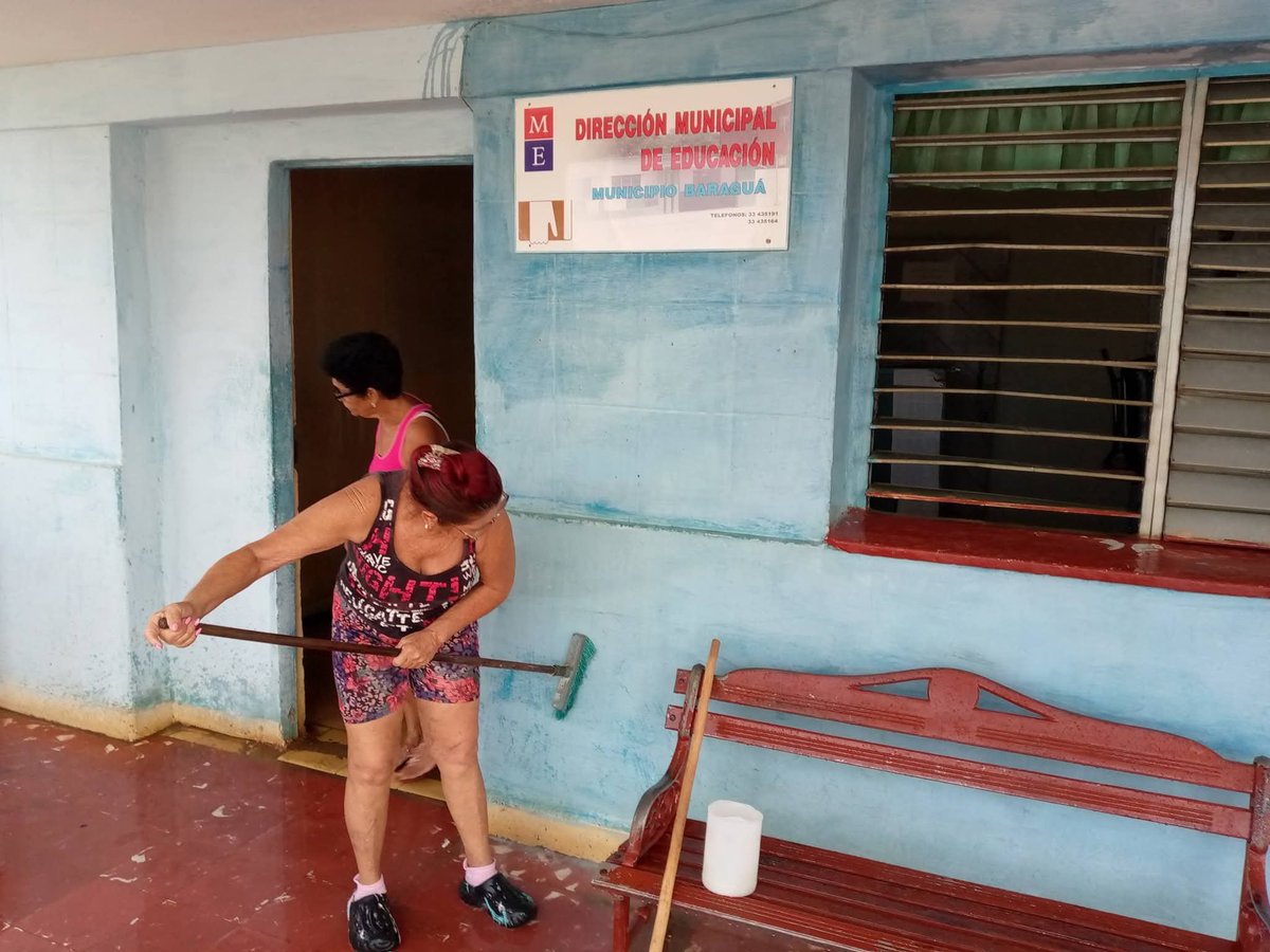DmeBaragua's tweet photo. En marcha preparativos para curso escolar en #EducaciónBaraguá, con gran entusiasmo se embellece la Dirección General de Educación con su director Arturo Castellanos al frente.
#BaraguáPorMás https://t.co/Bqw6tiSbkq