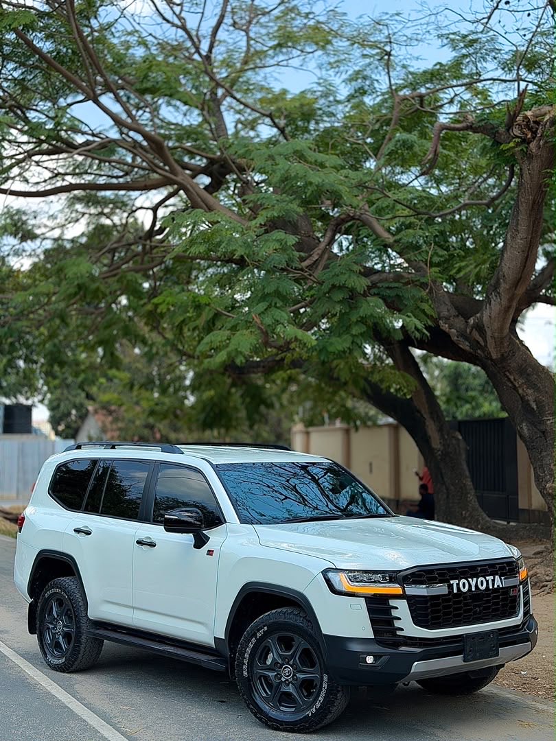 kixe_magari's tweet photo. LAND CRUISER 3 Series 
Year: 2024
Fuel: Diesel
Engine: 3.3L
Mileage: 15,000/-
Seats: 7
Speed meter: 260km/h

Price: 370,000,000–
Call 0786510837
PAMOJA NA USAJILI https://t.co/9ZyctHZKpJ