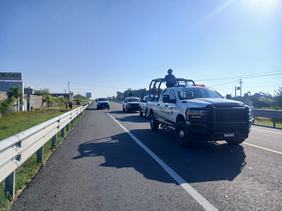 ARBedolla's tweet photo. Junto con las corporaciones de seguridad estatales, coordinación con la @Defensamx1 y la @GN_MEXICO_, reforzamos las acciones operativas en las regiones de Zamora, La Piedad y Pátzcuaro, para restablecer el libre tránsito ante los bloqueos carreteros, esto en respuesta a las reacciones de grupos delincuenciales tras una serie de detenciones efectivas realizadas por las autoridades.