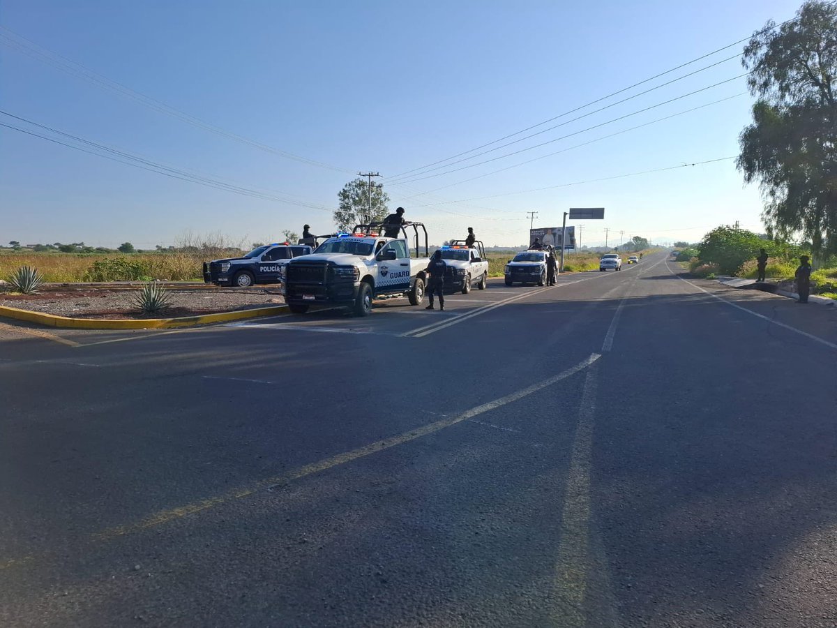 ARBedolla's tweet photo. Junto con las corporaciones de seguridad estatales, coordinación con la @Defensamx1 y la @GN_MEXICO_, reforzamos las acciones operativas en las regiones de Zamora, La Piedad y Pátzcuaro, para restablecer el libre tránsito ante los bloqueos carreteros, esto en respuesta a las reacciones de grupos delincuenciales tras una serie de detenciones efectivas realizadas por las autoridades.