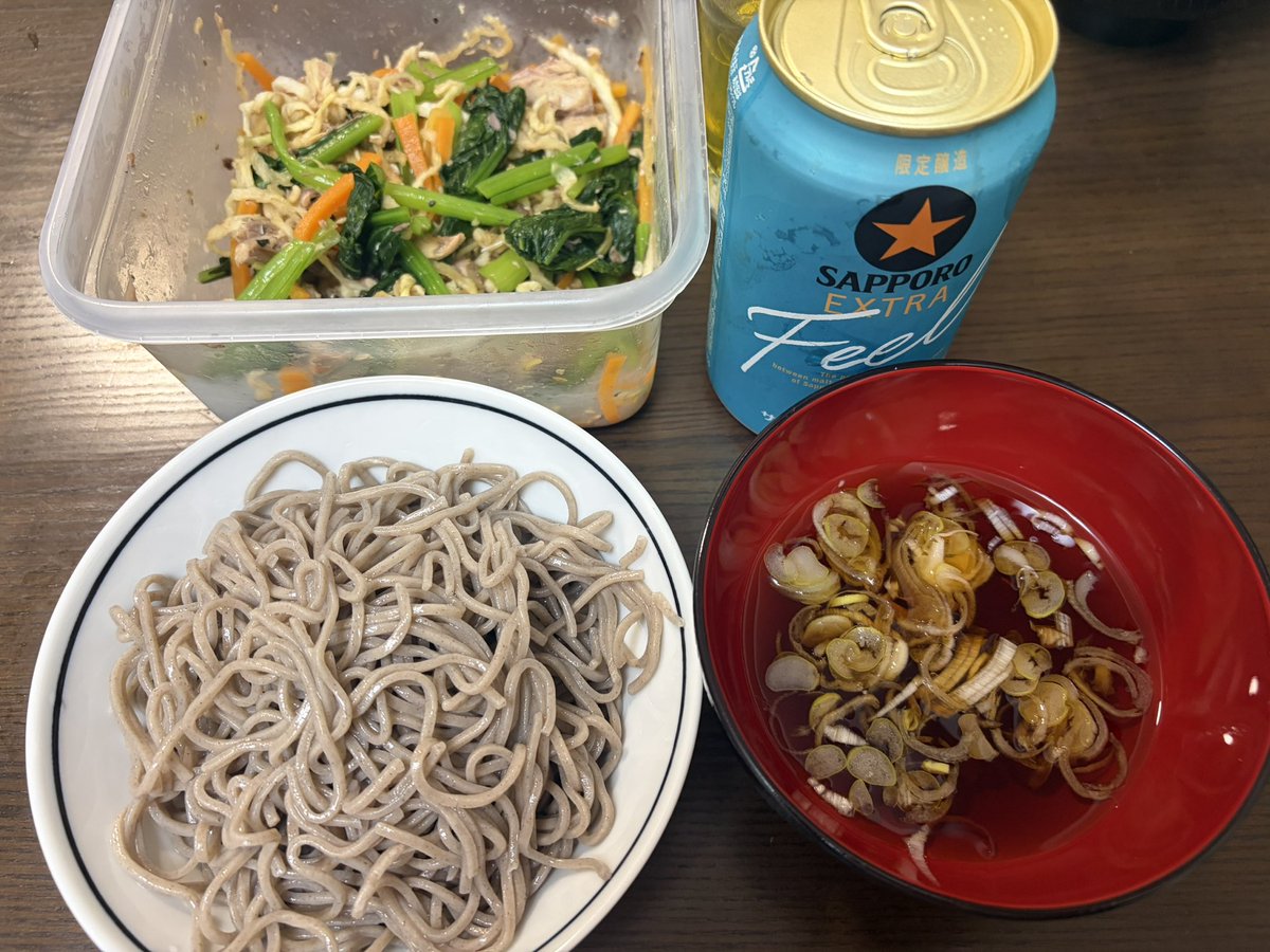 yasegori's tweet photo. 朝無し
昼ラーメン、米、コロチャー
夜そば、さば切り干し大根和え、お菓子！ https://t.co/yHR6sJHJzi