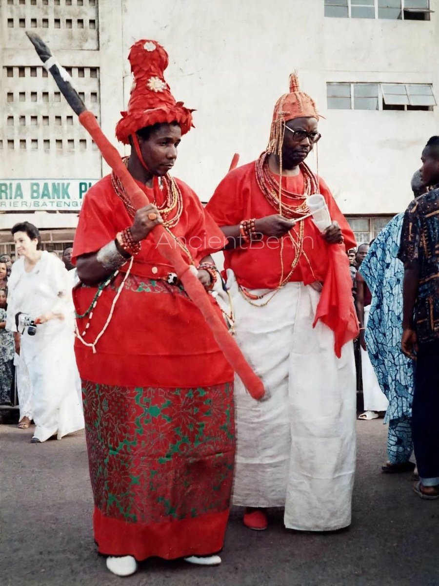 peter1013251's tweet photo. Omo N’Oba N’Edo Uku Akpolokpolo Erediauwa (r. 1979–2016), alongside Chief Nosakhare Idubor Isekhure, the Isekhure of Benin Kingdom, during the Ugie Emobo ceremony at the entrance of the Royal Palace of Benin. The Oba is seen striking a gong (bell) during a royal procession. https://t.co/BgBz1Bfcj6