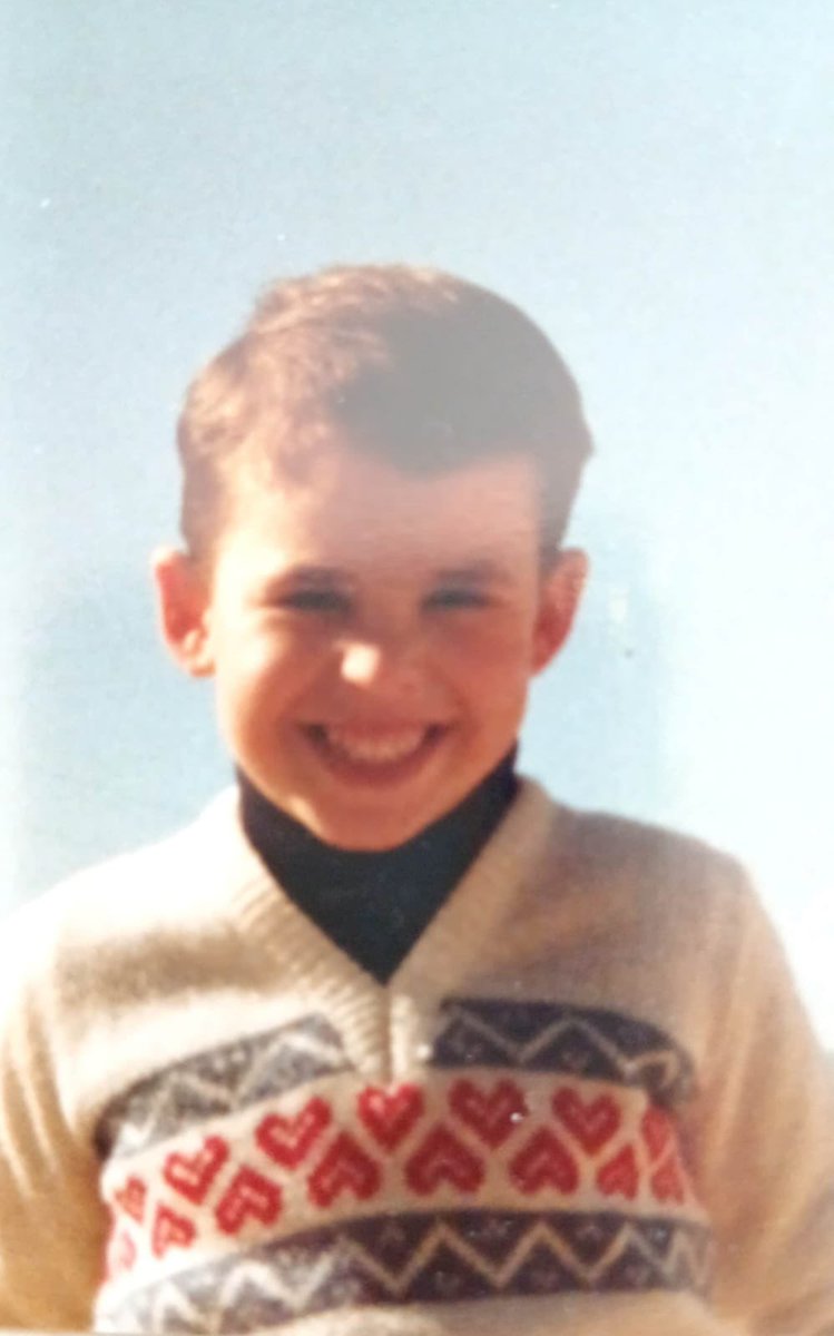 JRunningteam's tweet photo. Pues si, resulta que hoy cumplo 47 años. Y sabéis que?que me encanta cumplir años. Significa que uno está vivo. 
Pero dentro de esa vida, repleta de años, meses, días, horas…tiene que pasar de todo. Porque no todo es perfecto, no todo es como lo habíamos imaginado. Ojalá y tener una planificación que se cumpla al 100% desde que naces hasta que mueres. 
Y hoy, con estos 47 años que me dan una experiencia tremenda en el tema de la vida os quiero aconsejar una cosa para que hagáis con vuestros hijos: enseñadles que no todo es perfecto. Que habrá ocasiones en que se sientan mal, que estén enfermos, que pierdan a un ser querido. Que no sean ni los más guapos, ni los más listos. Tampoco los más veloces corriendo. 
No se trata de que tiñáis de gris su existencia. Solo que los preparéis para afrontar lo malo, ofrecerles recursos para que sean resilientes y puedan salir adelante en situaciones adversas. 
Proteger a nuestros hijos e hijas constantemente es nuestro deber, pero también lo es enseñarles a vivir.

Feliz cumpleaños al Joaquín de las primeras dos fotos. Al de las segundas dos fotos…no sé ni qué decirle…

#jjrunningteam #discapacidad #runningdaughter #runningmates #noexclusion

@Tarjenova  @paposmen fabysam @clinicadentalaznarmolina @_labienpaga_ @lasendadeljabali @elaperitivo.oficial @xplorajavierrivero  @repsol