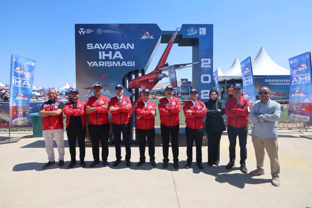 akgencliksiirt's tweet photo. 🚀🇹🇷 TEKNOFEST 2026 heyecanı Siirt’te!

AK Gençlik Siirt Teşkilatı olarak Millî Teknoloji Hamlesi’nin gurur verici buluşması Savaşan İHA Yarışması kapsamında TEKNOFEST alanını ziyaret ettik.

Gençler üretiyor, Türkiye geleceğe uçuyor! 🚀🇹🇷 https://t.co/SdQslDwhW6