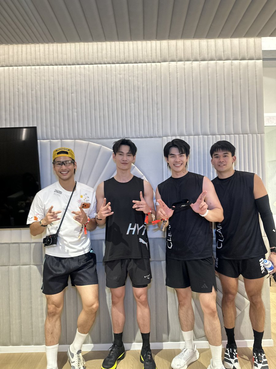 SmileApo51's tweet photo. เห้ยยยย พาเวลบอกอยากลง relay กับพี่มายพี่โปปปป เอาหละ กุมภาพันธ์ปีหน้ามาเลยไหม relay 4 คน พาเวลชวนน้องพูห์มาด้วย อยากเห็นเฟรมคนหล่อค่ะ 😆 https://t.co/gMFabTpaLZ