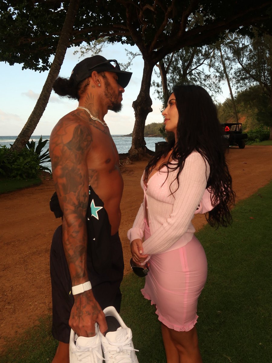 LH44NEWS's tweet photo. Lindos! 🤎

Lewis Hamilton e Kim Kardashian durante as férias de verão. https://t.co/bHgQUB2WKM