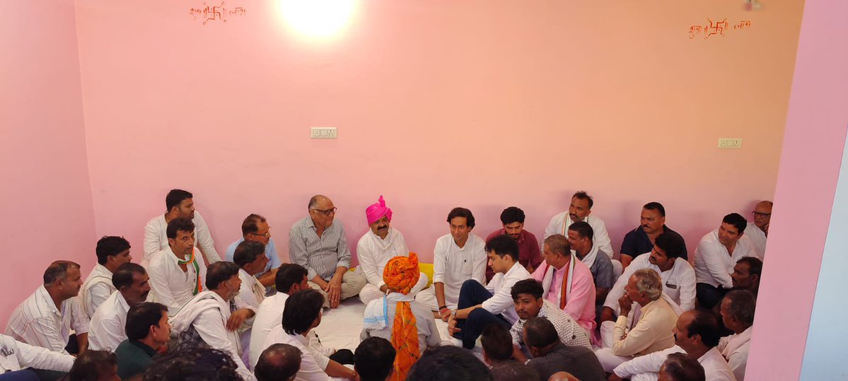 JVSinghINC's tweet photo. आज कालापहाड़ पहुँचकर पूर्व जिला पंचायत अध्यक्ष प्रतिनिधि, गुना श्री बल्लू चौहान जी की पूज्य माताजी, स्वर्गीय श्रीमती कटोरी बाई चौहान जी की तेरहवीं कार्यक्रम एवं श्रद्धांजलि सभा में सम्मिलित होकर उन्हें श्रद्धासुमन अर्पित किए।
ईश्वर से प्रार्थना है कि दिवंगत पुण्यात्मा को अपने श्रीचरणों में स्थान प्रदान करें तथा शोकाकुल परिवार को इस अपार दुःख को सहन करने की शक्ति एवं संबल प्रदान करें। ॐ शांति।