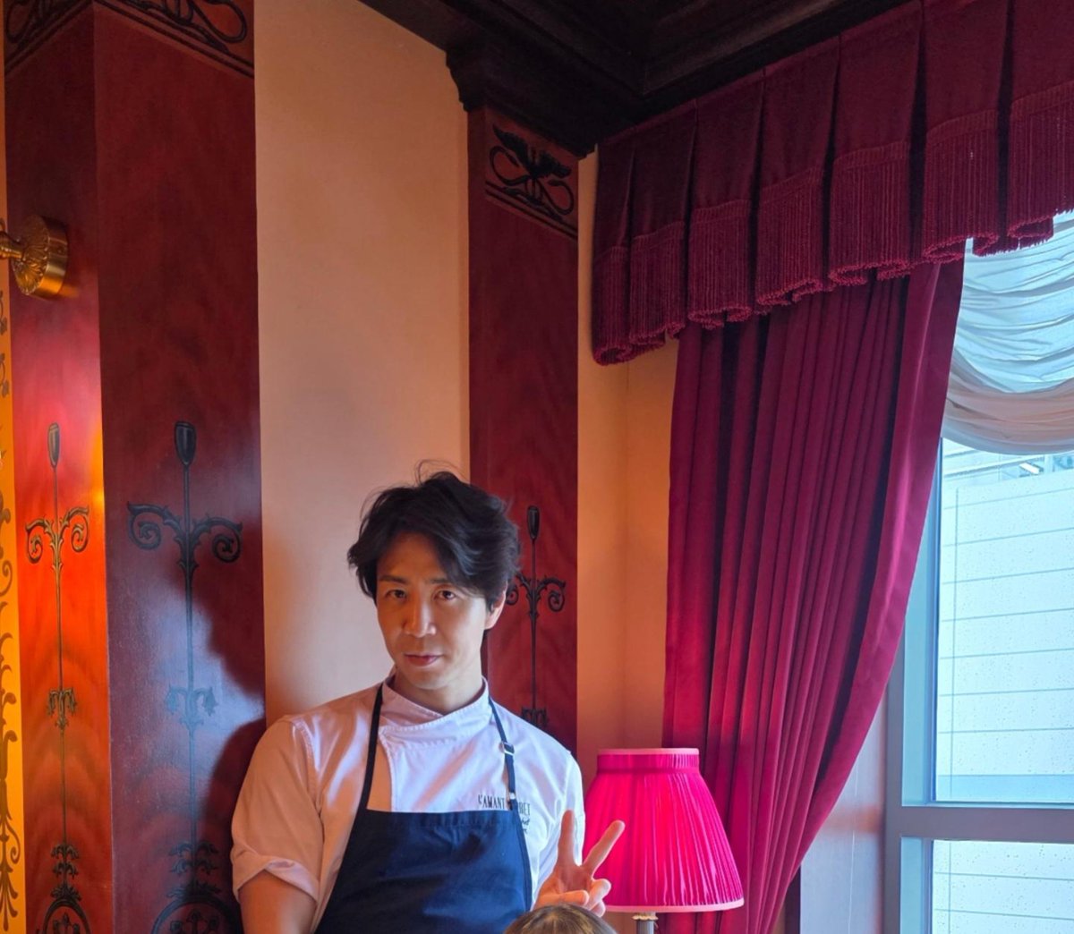 uchuomars's tweet photo. 사진도 찍어주시고 사인도 해주시고.. 너무 친절하셧음 (거의 모든 테이블 다 가시던데도)
이렇게 아름다운? 남자 가까이서 보는 거 너무 오랜만이라 신기햇음
본연 가는 얘기햇더니 배경준 셰프님께 안부 전해달라고도 하셧은(잘 전해드렷습니다)
디저트 때문에 재방문 의사 잇음 https://t.co/uwC6wkmAJX