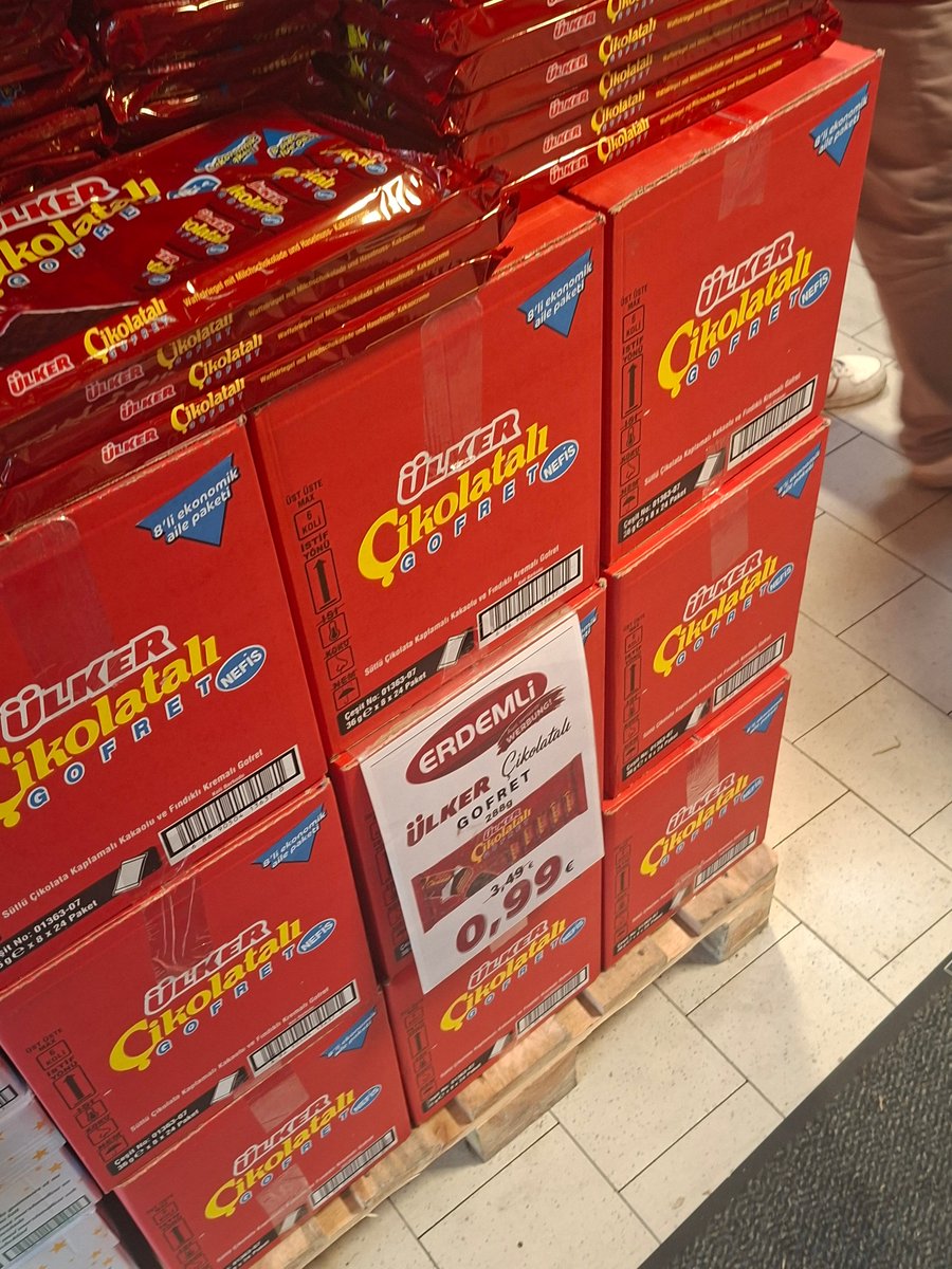 gidadedektifi's tweet photo. Ülker firması Türkiye'de satışı düşen ürünlerini farklı ülkelere gönderip stokları eritme derdine düştü!
Almanya'da bir yerel markette çikolatalı gofretlerin 8'li pakette 99 cent fiyatla satışa sunulduğu görülüyor. Benzer paket Türkiye'de 3 katı fiyatla satılıyor!
https://t.co/ffINNpoBkb