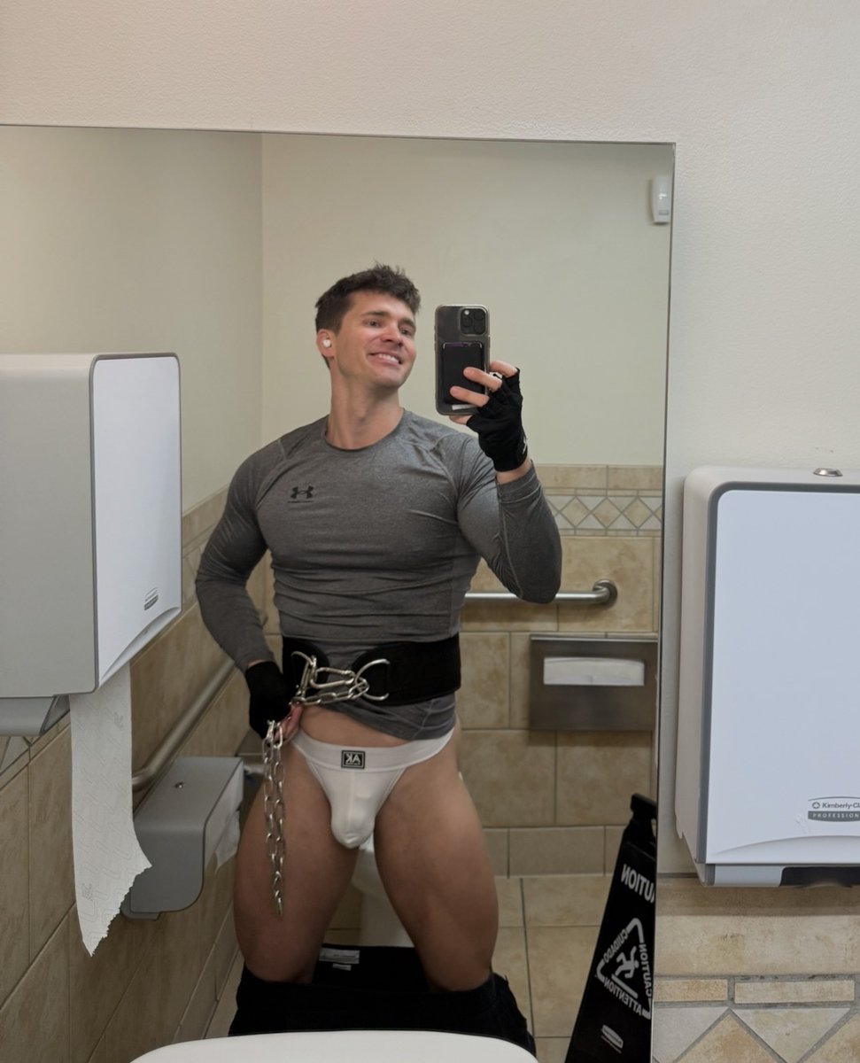 widdlewizard's tweet photo. Chained gym bro;) https://t.co/zoTYqMY7KK