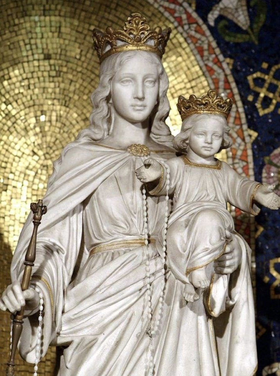elhigadodmarita's tweet photo. Católico:
Recuerda siempre el papel activo, intercesor y decisivo de la Virgen María en la guerra espiritual.

Nuestra Señora lleva entre sus títulos sagrados el de Auxilium Christianorum —Auxilio de los Cristianos—, el emblema que el Papa San Pío V le asignó tras el triunfo glorioso de Lepanto. La Madre de Dios es la defensora invencible de la fe cuando el enemigo asedia. Y así como entonces los soldados de la Corona se lanzaron al combate protegidos por Nuestra Señora, hoy nosotros acudimos bajo su manto, armados con el Santo Rosario, listos para aplastar al adversario. Por eso, la Virgen María recibe en la tradición católica el título y rango militar de Generala o protectora de los ejércitos desde el siglo XVI, una advocación vinculada a la protección de las fuerzas armadas y la defensa de la patria, en España.

La Santísima Virgen María es igualmente, la Turris Davidica, la Torre de David, uno de sus títulos reales en las Letanías Lauretanas. En la antigüedad las torres eran el baluarte más fuerte de toda muralla: inexpugnables, imponentes, temidas. Este título describe el pavor que el demonio siente ante su presencia inmaculada. Nuestra Señora es esa fortaleza viva que resguarda a la Iglesia del asedio del demonio. 

Para Satanás, Nuestra Madre siempre ha sido “terrible como un ejército en orden de batalla” (Cantar de los Cantares 6,10). La liturgia católica lo aplica a la Bienaventurada Madre con razón: su presencia Inmaculada provoca pavor en las tinieblas. El demonio tiembla ante la Madre Dolorosa a los pies de la Cruz, pura y sin mancha.

No permitas que quienes odian a Nuestra Madre te hagan creer que fue solo una “simple madre de su tiempo” sin trascendencia. ¡Mienten! La Virgen María es la Mujer del Protoevangelio al frente de su gran descendencia, la que aplasta la cabeza de la serpiente inmunda. Es la General invicta al lado del Rey de los ejércitos de la Iglesia Militante, en la guerra sin cuartel contra el mal.

Al final, con toda certeza:

“Mi Inmaculado Corazón… ¡triunfará!”