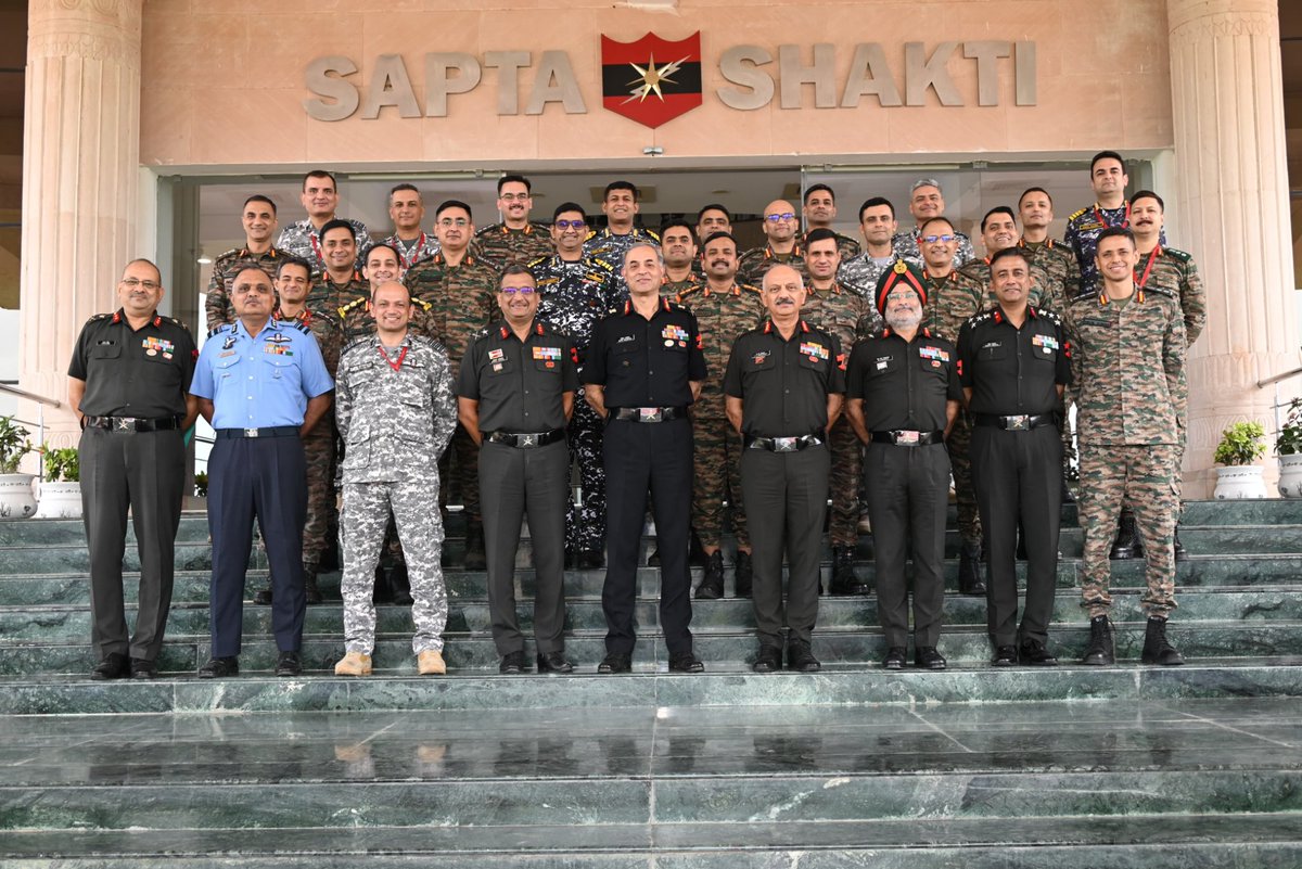 SWComd_IA's tweet photo. Shaping Future Leaders. Preparing for Tomorrow's Battlespace.
Student Officers of HDMC-22 visited #SaptaShaktiCommand Headquarters. Lt Gen Mohit Malhotra, #ArmyCommander, interacted with the officers and shared insights into the Command's operational and logistics dynamics.
The interaction focused on Multi-Domain Operations, capability enhancement, technology absorption and human resource upskilling, providing future leaders valuable perspectives on evolving operational requirements and the changing security environment.
#IndianArmy #SaptaShaktiCommand #FutureLeaders #MultiDomainOperations #CDM_IDS
@adgpi
@HQ_IDS_India
@SpokespersonMoD
@PRODefRjsthn
