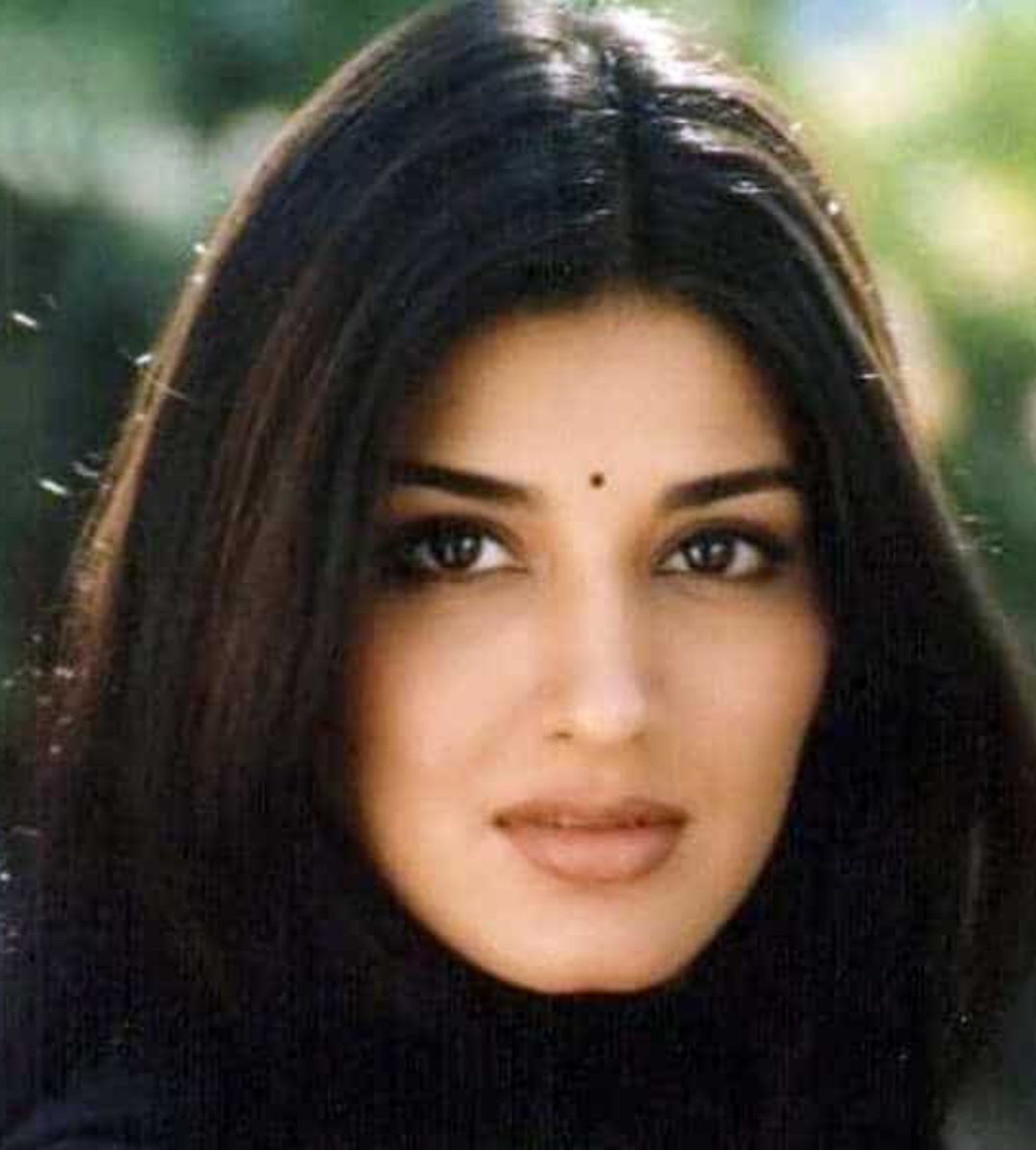 RebornManish's tweet photo. सम्हाला है मैने, बहोत अपने दिल को 
जुबां पर तेरा फिर भी नाम आ रहा है..

तो ज़नाब, जवानी के दिन थे। औऱ एक सड़ीयल मूवी का शानदार गीत दिल, हमारे दिल मे उतर गया। कारण एक ही था..

या कहें कि थी-
सोनाली बेंद्रे। 
••
नयनाभिराम सोनाली के सभी शानदार गीत किसी भयंकर चमन किस्म के हीरो के साथ है। वही याद कर लीजिये - ए नाजनी सुनो ना.. 

काली ड्रेस मे परी जैसी सोनाली जी, मादकता छलका रही हैं। उसके साथ कोई उल्लू किस्म का छोरा भी नाच रहा है।

संभव है यह कथन, मेरे मन मे उस व्यक्ति के प्रति ईर्ष्या से उपजा हो, मगर कसम सोनाली क़ी, 

आजीवन मुझे यही लगता रहा कि सोनाली अगर इस चमन बहार से रोमांस कर सकती है, तो हम का ही बुरे हैं??

फुल पॉसिबल्टी है भाई!!
••
योग्यता का आत्मभाव औऱ मजबूत हुआ, ज़ब हमने नाराज नाम क़ी मूवी का वह गीत देखा, जिसमे वह अपनी घनेरी फहराती जुल्फों को बिखराये, किसी परम झंडू हीरो को निहार रही है, फुदकती हुई 🥰 फिर रही हैं, 

औऱ वह गाता है - 

ये जुल्फों के बादल, घनेरे घनेरे 
मेरे बाजुओं पर जो तूने बिखेरे 
मै समझा क़ी जैसे मेरी धड़कनो को 
तेरी धड़कनो का पयाम आ रहा है 

कसम सोनाली क़ी, हमें अपने ही कंधे पर वे जुल्फें सरकती महसूस होती। औऱ तब पता ही न चलता की 3 अंतरो औऱ 8+ मिनट का वह अंतहीन गाना कब खत्म हो गया। 
••
लम्बे गीत सुनने के लिए आपके भीतर, उस गीत से जुड़ा पैशन होना चाहिए। जैसा मेरे हृदय मे सोनाली के प्रति है। लेकिन जहां तक राष्ट्रगीत /राष्ट्रगान का सवाल है..

वह छोटे होने चाहिए। 

पचास सेकण्ड से एक मिनट आइडियल है।अमेरिका का नेशनल ऐंथम 1 मिनट 18 सेकंड  का है। चीन  44 सेकंड,भारत का जनगण मन - 52 सेकंड, रूस का 1 मिनट 22 सेकंड  जापान लगभग 55 सेकंड का है।

इसी तरह जर्मनी 1 मिनट 20 सेकंड  ब्रिटेन 1 मिनट 3 सेकंड, फ्रांस 1 मिनट 19 सेकंड, कनाडा 1 मिनट 23 सेकंड बजता है। 
••
पैशन के मुद्दे पर आप मुझे कम देशभक्त मान लें। लेकिन इसका प्रेक्टिकल परपज भी है। 

आपका ऐंथम, इसकी धुन, तमाम सरकारी समारोहो मे बजती है। प्रधानमंत्री या नेताओ के दौरों मे उनके स्वागत मे बजती है। भोज, सम्मान मे मे बजती है।

ओलम्पिक, एशियाड, विश्वकप समारोह मे बजती है। आप गोल्ड जीते तो आपके देश का ऐंथम बजता है। आजकल तो हर सिनेमा घर मे बजता है। अब भले ही आप कोई A सर्टिफिकेट मूवी देखने गए हो। 

पहले आप खुद खडे होंगे।
••
अब ऐसे मौको पर आप 8-10 मिनट का तक पों पों नहीं बजा सकते। 15-20 मिनट स्कूलों मे असेंबली होती है। पूरा वक़्त उसमे ही नहीं लगा सकते। 

हाँ, वैसे आप जबरन लगा भी सकते हैं। आपके पास पॉवर है, बहुमत है,तो जो मर्जी कानून बना सकते हैँ। लेकिन यहीं से आपका इकबाल खत्म होना शुरू हो जाता है। 
••
सही कानून वह होते हैं जिन्हें इंप्लीमेंट किया जा सके। जो मानव स्वभाव के बहुत प्रतिकूल नहीं जाते हों। और जिसकी मर्यादा को आदमी आसानी से पालन कर सकता है।

जो पीढ़ी 30 सेकंड की रील, 9वें सेकंड में स्क्रॉल कर देती है उससे आप उम्मीद कर रहे हैं कि वह कई मिनट लंबा संस्कृत गान सीखे, गाये। 

ना गाने के लिए कितने लोगों को जेल में डालेंगे, या फांसी टांग देंगे?? और यदि कानून इंप्लीमेंटेबल नहीं, तो उसकी अवहेलना शुरू हो जाती है।

तब जिस राजा के कानून की अवहेलना होने लगे, उसका मेयार खुद ही धूल धुसरित होने लगता है। 
••
लंबे गीत वही अच्छे लगते हैं जिनके साथ प्रेम औऱ खूबसूरती, मधुर संगीत औऱ मन भावन स्मृतियाँ एसोसिएट हो गए हों। यह भाव सिर्फ प्रेम पैदा कर सकता है। 

देशभक्ति, ऐंथम, बदला, शक्ति, औऱ प्रचण्ड मस्तकों का झुण्ड नहीं। इस बात से आप प्रकट मे मुझसे असहमति रखें, लेकिन अभी स्वयं प्रयोग करके देखें। 

वन्दे मातरम के सभी स्टैंजा, सावधान की मुद्रा मे गाकर देखें।  औऱ चैन से बैठकर, कमेंट बॉक्स मे लिंक का चटकारा लगाएं। औऱ उतना ही लम्बा यह गीत साथ साथ गुनगुनायें।

❤️