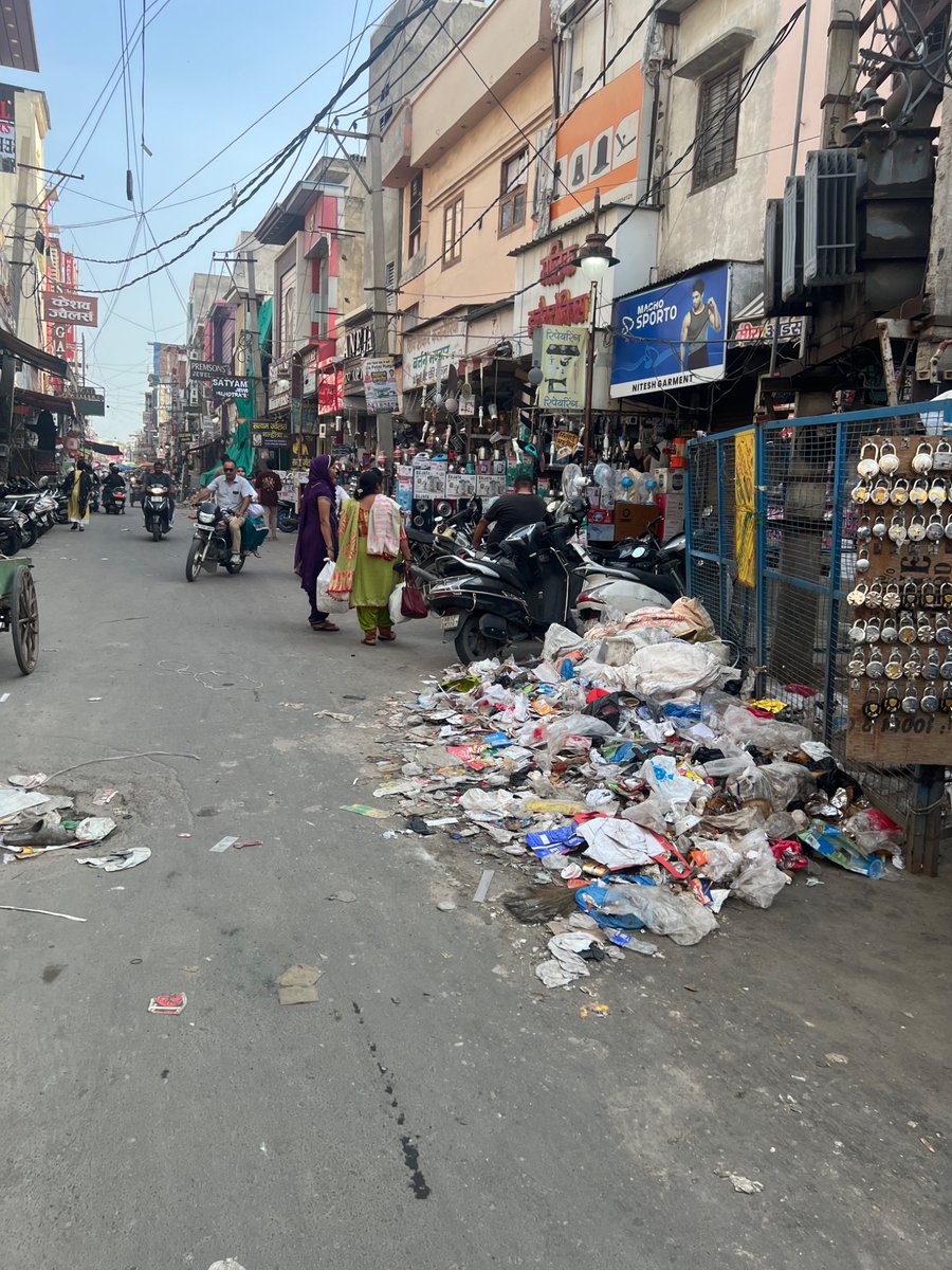 jitendergulia83's tweet photo. Expectation Vs Reality- On vacation with my kids from USA to show them my hometown and India’s growth story. Instead saw waste dumps across my hometown Rohtak. even outside a police station. Kids shocked and asked: "how does government allow this to happen” , I had no answer. https://t.co/H3DPFfpYnF