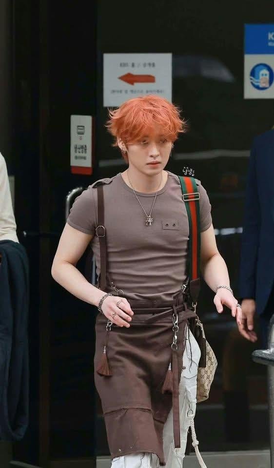 subbykiii's tweet photo. Jsng who brags about being the sporty type and flexing muscles and chest to everyone.
Mnh, the actual fit guy soon finds out that Jsng only wanted to show off his muscles to get his hyng's attention. https://t.co/HGGqfns5Yb