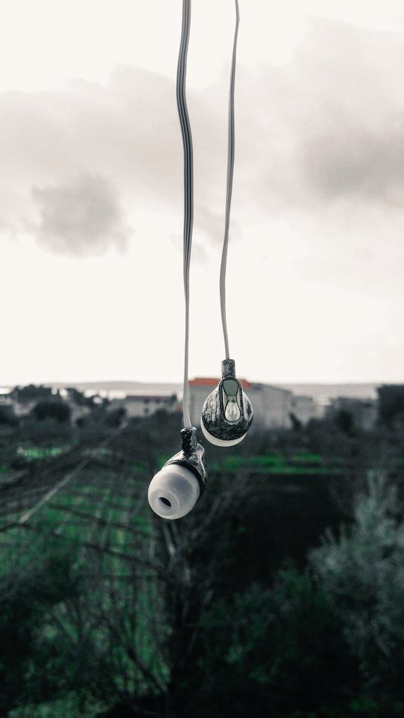 s_msonia's tweet photo. __"Una fotografía siempre lleva escondido un secreto,y a cada persona le despierta unas sensaciones,diferentes recuerdos; Es un vehículo donde viajan historias sin palabras,la magia y el silencio despiertan a la vida y al tiempo".

#Diamundialdelafotografia
#FelizMiercoles https://t.co/MD9Od17FrB