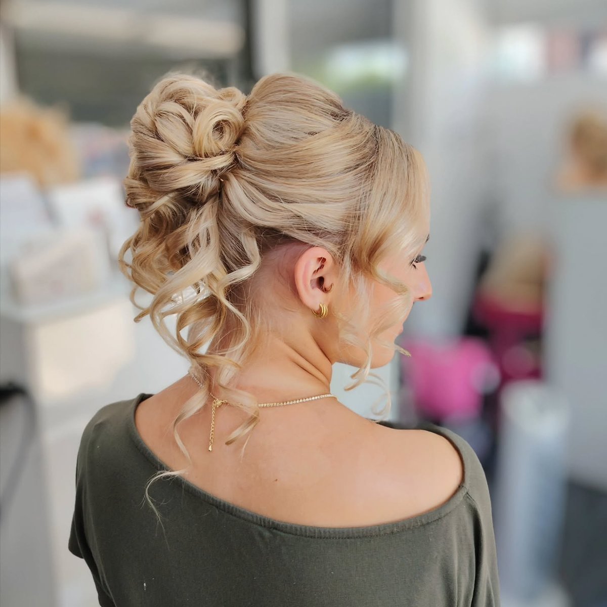 PatFraleyhrk's tweet photo. Loving this beautifully styled curly updo. Absolutely gorgeous. Created using our Haito Swivel Styler, volumise:t, and Nishida hair pins to secure it in place. https://t.co/sHWg1htQXH